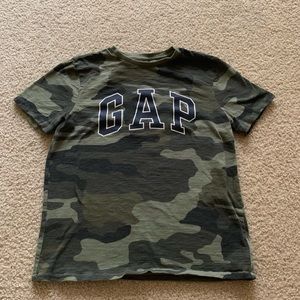 GAP CAMO SHORT SLEEVE